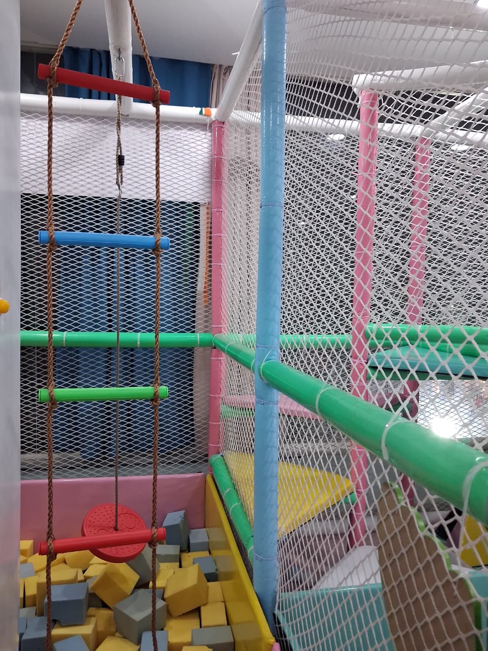 Protected indoor obstacle play structure at Cocomelos